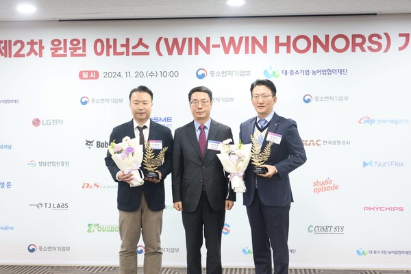 ▲왼쪽부터 이택진 티제이랩스 대표, 원영준 중소벤처기업부 소상공인정책실장, 정태수 SK에코플랜트 구매담당임원