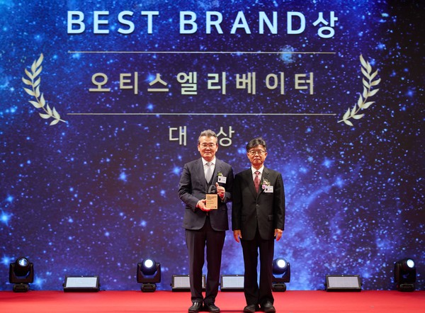 조익서 오티스 코리아 대표이사(왼쪽)와 강창욱 한국경영인증원 운영위원회 위원장