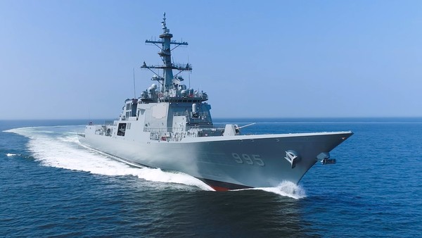 차세대 이지스 구축함(KDX-III Batch-II) 1번함 '정조대왕함'의 시운전 모습