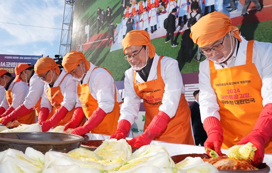 ▲ 예경탁 경남은행장이 내빈들과 함께 '2024 국민통합 김장행사'에 참여하고 있다.
