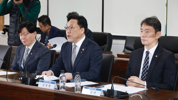 ▲김병환 금융위원장(가운데)이 9일 오전 서울 종로구 정부서울청사에서 금융감독원장, 5대 금융지주회장, 정책금융·유관기관장 및 금융협회장들과 개최한 금융상황 점검회의에서 금융상황을 점검하고 향후 대응과제를 논의했다.
