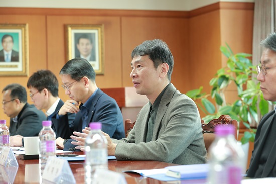 ▲ 이복현 금융감독원장이 10일 오전에 열린 글로벌 IB 애널리스트 간담회에서 발언하고 있다.