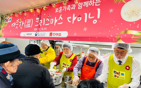 ▲(왼쪽부터 순서대로) 아성다이소 관계자, 강정애 국가보훈부 장관, 허기복 밥상공동체 연탄은행 대표, 전종호 서울지방보훈청장이 국가유공자 어르신들께 점심을 배식하고 있다. 사진=아성다이소