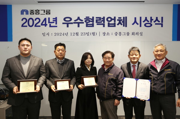 ▲중흥토건 이경호 대표(오른쪽 첫 번째)와 중흥건설 백승권 대표(오른쪽 세 번째)