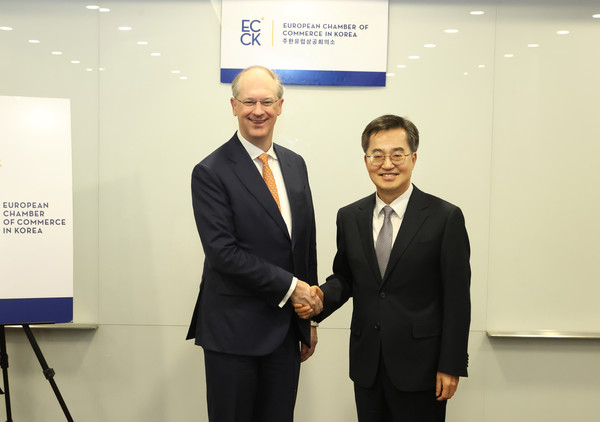 필립 반 후프 회장(왼쪽), 김동연 경기도지사