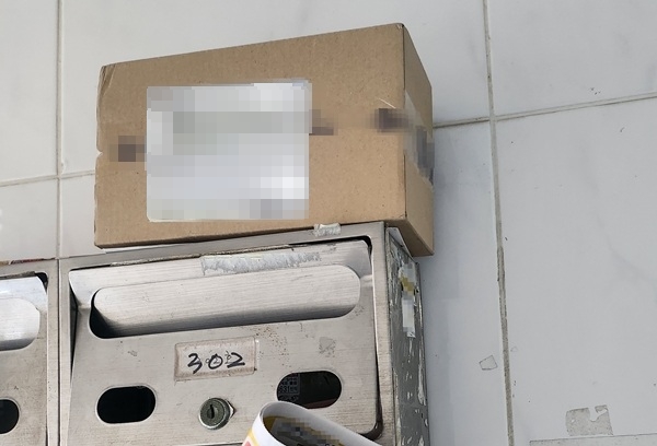 ▲문 앞 배송을 신청했으나 우편함에 두고 가 소비자가 분통을 터트렸다