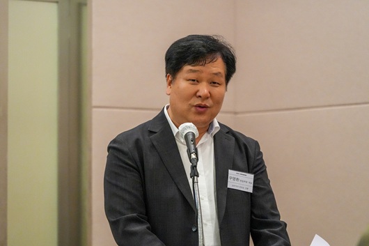 ▲ 우명환 소비자가 만드는 신문 편집부문 대표가 17일 열린 2025 소비자금융포럼에서 개회사를 하고 있다.