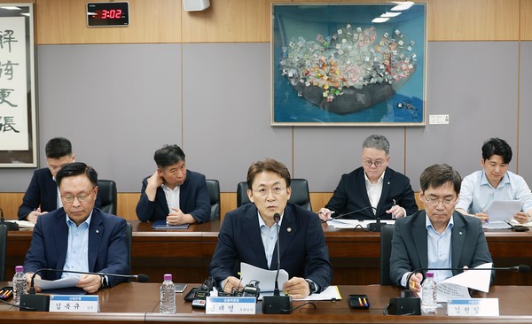 ▲권대영 금융위원회 부위원장(가운데)이 19일 오후 서울 종로구 정부서울청사에서 개최한 중대재해 관련 금융부문 대응 간담회에서 은행·금투업권, 금감원·거래소 등 유관기관과 중대재해에 대한 금융부문 대응방향을 공유하고, 구체적 방안 마련을 위한 현장 의견을 수렴했다.