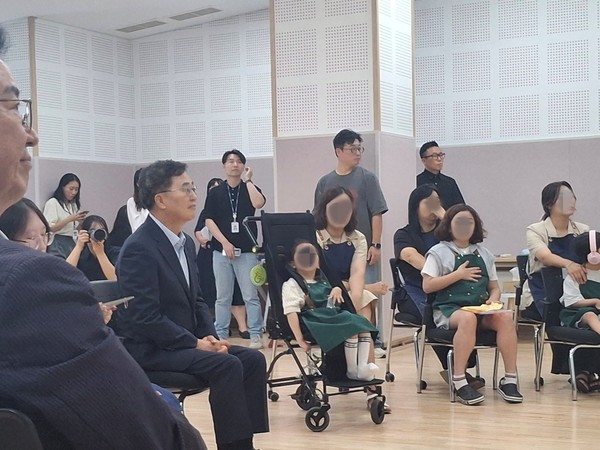 ▲김동연 경기도지사가 북부장애인복지종합지원센터에 방문해 현안을 듣고 있다