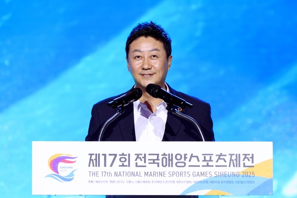 ▲김진경 경기도의회 의장이 경기도 시흥 거북섬에서 열린 ‘제17회 전국해양스포츠 제전’에 참석해 축사를 하고 있다