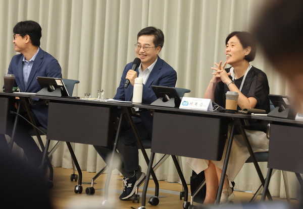 ▲3일 오전 네이버 1784에서 열린 2025년 제2차 경기도 기후위기대응위원회 전체회의에서 김동연 경기도지사(가운데)가 인사말을 하고 있다.