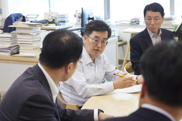 ▲3일 오후 경기도청 집무실에서 김동연 경기도지사(오른쪽 두번째)가 ‘근로감독권 실행 전략 점검회의’를 주재하고 있다.