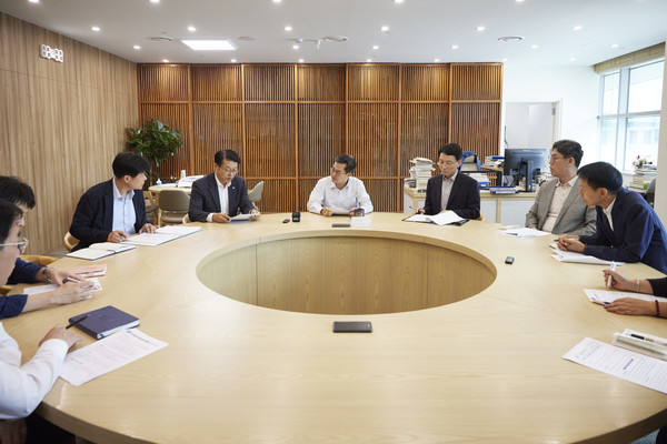 ▲3일 오후 경기도청 집무실에서 김동연 경기도지사(오른쪽 네번째)가 ‘근로감독권 실행 전략 점검회의’를 주재하고 있다.