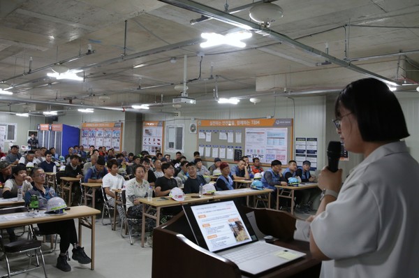 ▲외국인 근로자들이 외국인 안전문화 지도사 강의를 경청하고 있다.