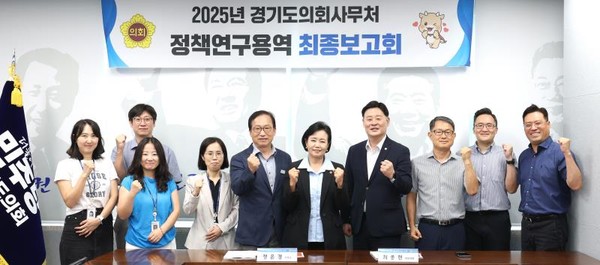 ▲정윤경 경기도의회 부의장(오른쪽 다섯번째)