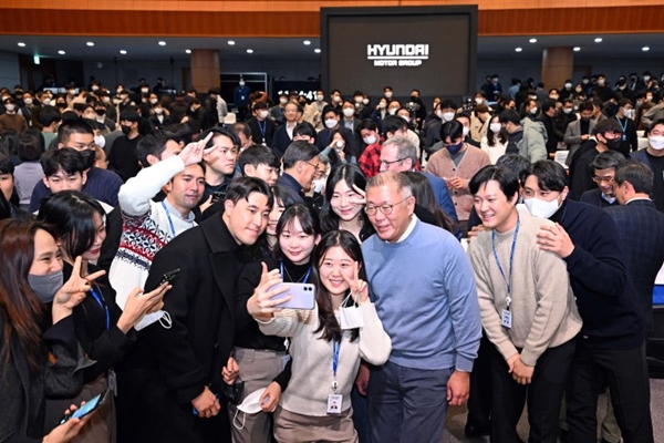 ▲정의선 현대차그룹 회장 2023년 타운홀 방식으로 열린 신년회에서 임직원들과 사진 촬영하고 있다