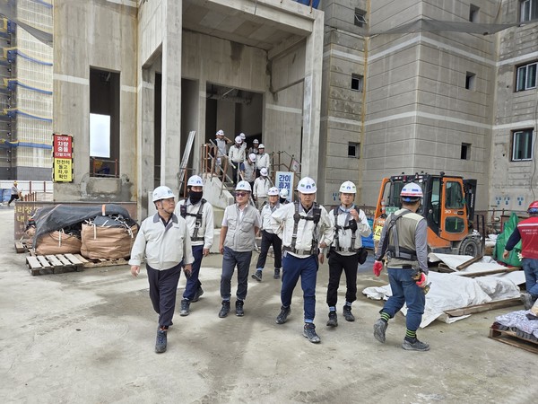 ▲인천 검단지구 AB20-2블록 공사현장에서 안전·품질 합동점검을 진행하고 있다.