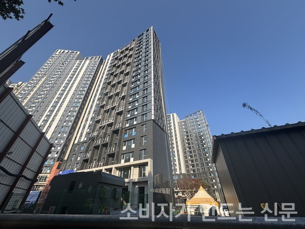 ▲마무리 공사 중인 반포 래미안 트리니원 현장