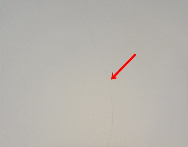 ▲식탁 상판을 가로질러 금이 간 상태