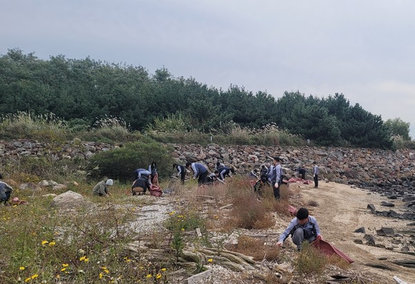 ▲태림페이퍼 안산공장 임직원들이 쓰레기를 수거하는 모습.