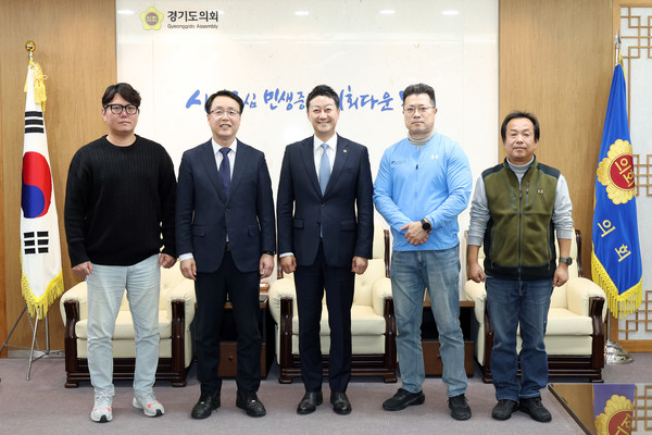 ▲김진경 경기도의회 의장(가운데)