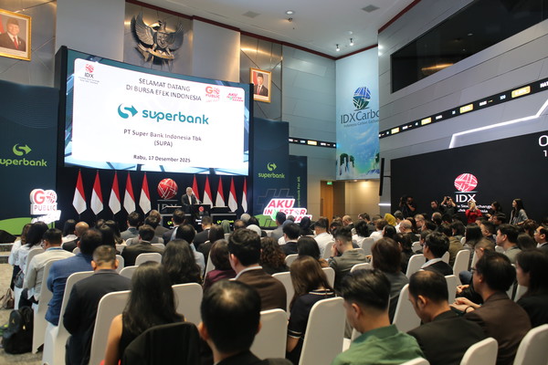 ▲인도네시아 자카르타의 인도네시아 증권거래소(IDX)에서 열린 '슈퍼뱅크 상장 기념식'에서 참가자들이 설명을 듣고 있는 모습.