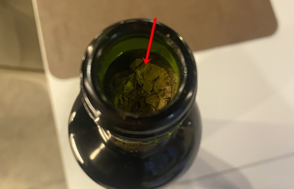 ▲와인병 안쪽으로 코르크 마개가 빠져 있다