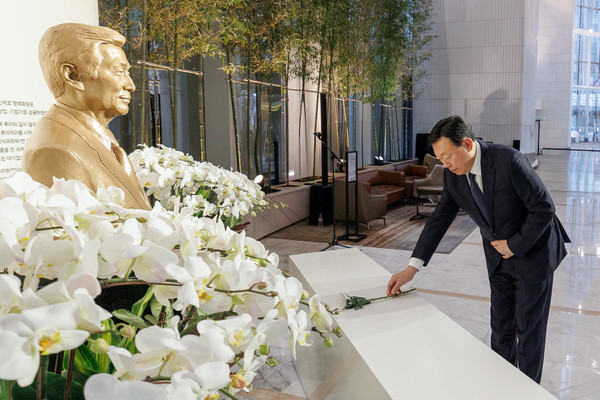 ▲신동빈 롯데 회장이 15일 롯데월드타워 1층에 위치한 신격호 롯데 창업주 흉상에 헌화하고 있다.