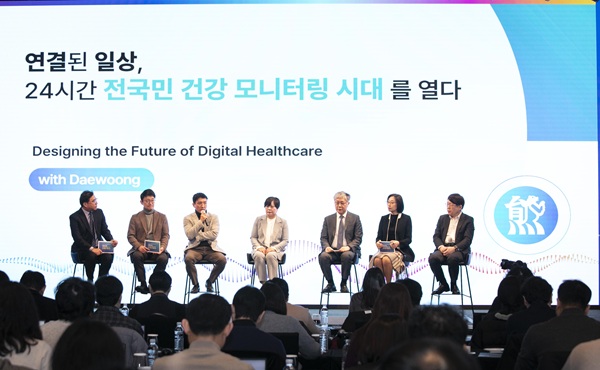 ▲(왼쪽부터) 박형철 대웅제약 ETC본부장, 이영신 씨어스테크놀로지 대표, 양문술 대한병원협회 미래헬스케어위원회 위원장, 이규민 중소병원간호사회 회장, 아이쿱 조재형 대표, 스카이랩스 박선희 상무, 퍼즐에이아이 김용식 대표