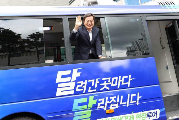 ▲새로 단장한 달달버스에 타고 있는 김동연 경기도지사. 사진=경기도