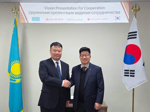 ▲강병구 롯데글로벌로지스 대표(오른쪽)와 안드레이 신 신라인그룹 회장이 기념 사진을 촬영하고 있다.