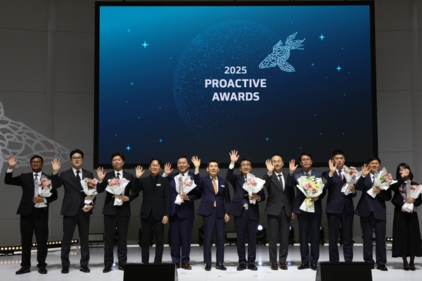 ▲안종선 한국타이어앤테크놀로지 공동 대표(왼쪽 여섯 번째)와 이상훈 사장(왼쪽 여덟 번째) 수상자들이 기념촬영하고 있다