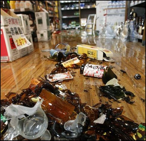 일본 미야기현 앞바다에서 발생한 강진으로 상점의 물건이 깨지고 수백명의 인명피해가 발생하고 있다.