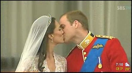 영국 윌리엄왕자 부부의 발코니 키스