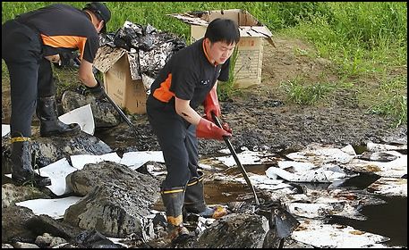 지난 7일 동두천시 산천에 벙커C유가 흘러들어 소방대원이 방제작업을 벌이고 있다.