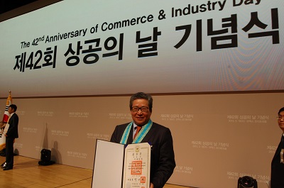 한샘- 최양하 회장- 상공의날 은탑산업훈장 수훈 (2).jpg