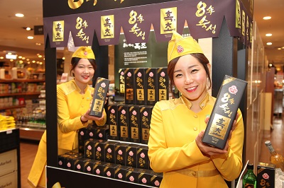 롯데백화점 강남점에서 (주)오뚜기 홍보도우미들이 8년 숙성 흑초 신제품 출시 기념행사를 열고 있다_1.jpg