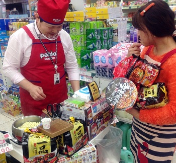 영업직원 시식행사(동대구지점-이재우주임).jpg