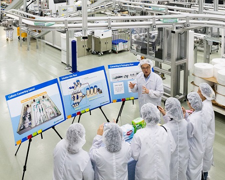 유한킴벌리 하기스 아기물티슈 생산현장 공개모습.jpg