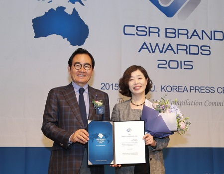 사진자료_맥도날드, ‘2015 대한민국 사회공헌 브랜드 대상’에서 '열린 채용' 대표 브랜드로 선정.JPG