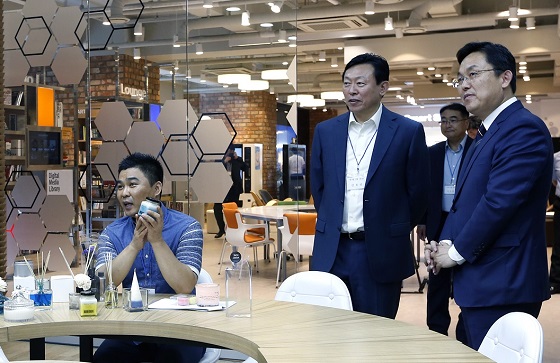[롯데] 신동빈회장, 부산창조경제센터 방문 1.jpg