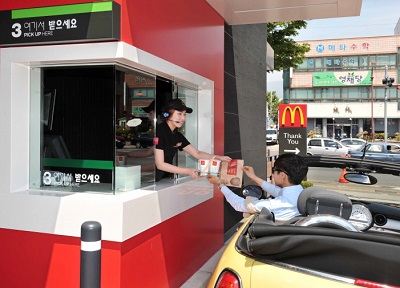 사진자료_맥도날드, 드라이브 스루 이용 고객에게 무료 제품 증정하는 '드라이브 스루 데이' 진행.jpg 사진자료_맥도날드, 드라이브 스루 이용 고객에게 무료 제품 증정하는 '드라이브 스루 데이' 진행.jpg