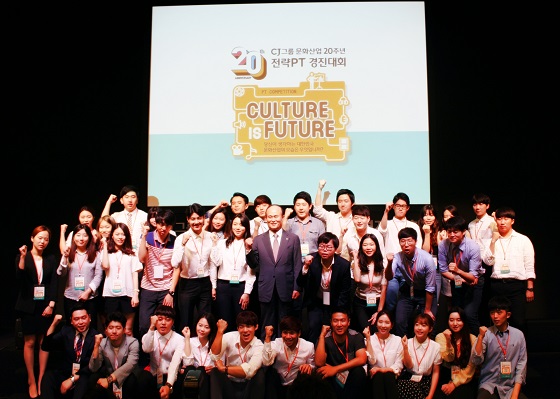 [CJ그룹]25일%20오후%20서울%20중구%20필동의%20CJ인재원에서%20개최된%20CJ그룹%20문화산업%2020주년%20전략PT경진대회에서%20결선에%20진출한%20최종%208개%20팀의%20학생들이%20CJ그룹%20이채욱%20대표이사와%20기념사진을%20촬영하고%20있다.jpg
