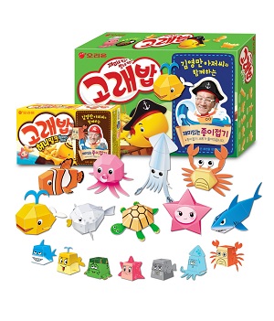 [오리온 사진자료1] 오리온 고래밥, 김영만 아저씨와 함께하는 해양생물 종이접기 패키지 출시.jpg