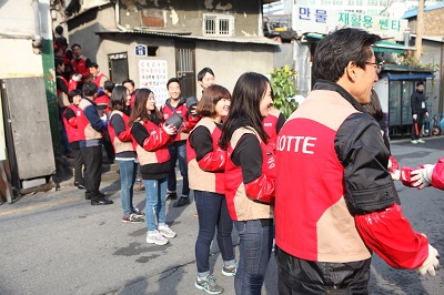 1110-롯데백화점- 창립 35주년 기념 연탄배달 사진.jpg