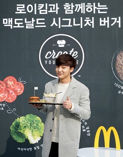 사진자료1_맥도날드, 강남 지역 6개 매장에 '시그니처 버거' 추가 오픈 기념 행사 진행.JPG