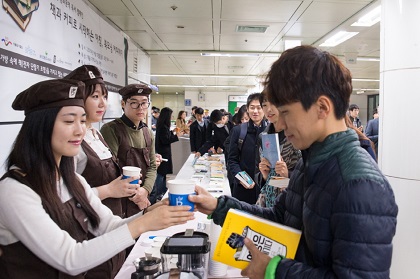 [카페베네 사진자료] 카페베네, 광화문역서 독서 장려 캠페인 동참 (1).jpg