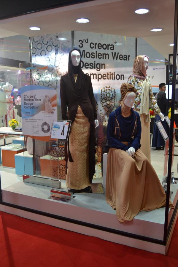 지난 4월 23일부터 25일까지 진행된 인도 인터텍스(Indo Intertex) 효성 부스에서 진행된 제 3회 무슬림 웨어 디자인 공모전의 수상작품.jpg
