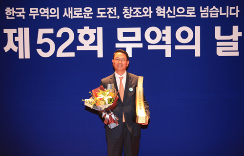 (동원시스템즈) 52회 무역의 날 '7천만불 수출의 탑' 수상_조점근 사장_151207.jpg (동원시스템즈) 52회 무역의 날 '7천만불 수출의 탑' 수상_조점근 사장_151207.jpg