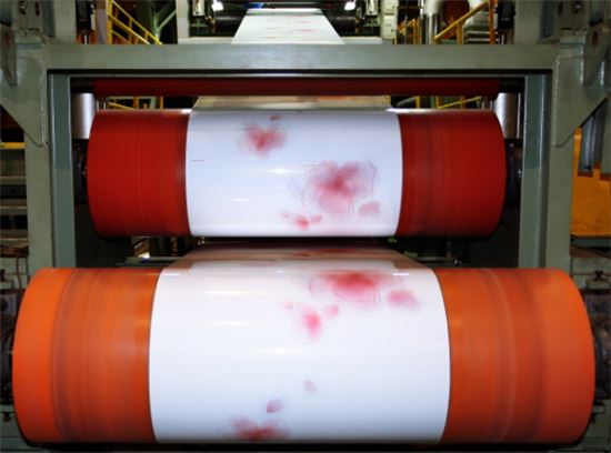 동국제강 부산공장에서 생산되는 컬러강판.jpg